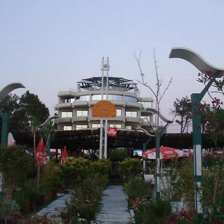 Vela Hotel Kryemedhej Exterior photo